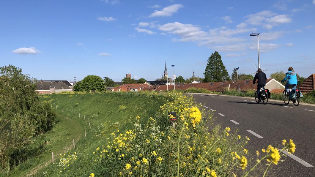 Fietsen op de dijk in Culemborg