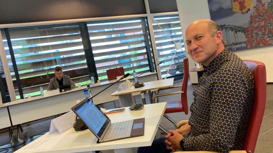 Bas stelt mondelinge vragen aan het college
