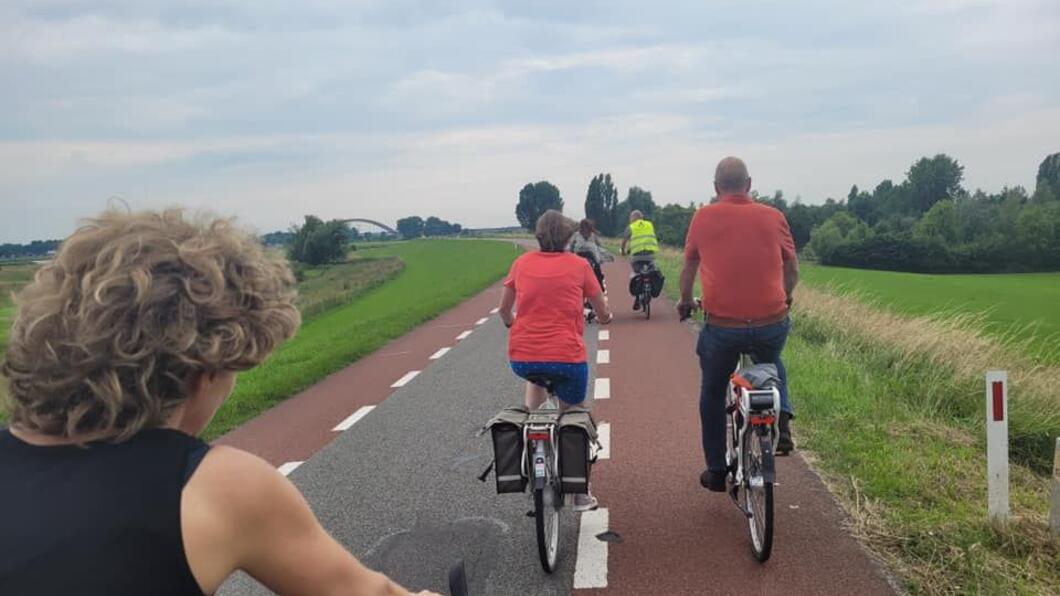 Fietsen over de dijk