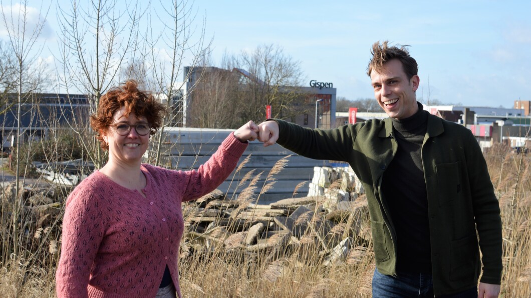 Mischa Peters en Tim de Kroon bij het stationsgebied