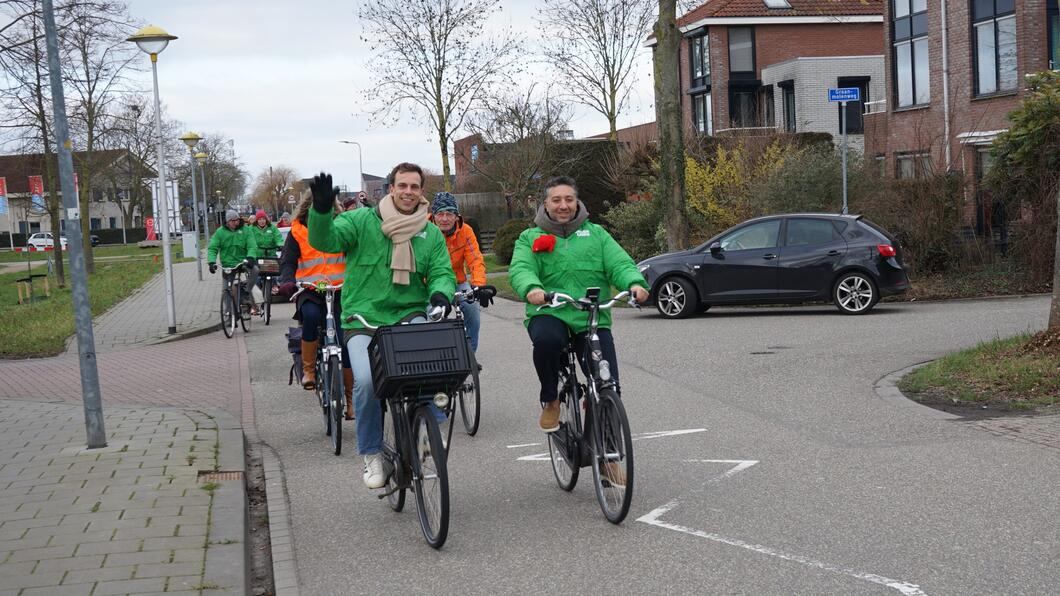 Tim de Kroon en Yassin Dagdag vooraan fietsactie GroenLinks PvdA Culemborg