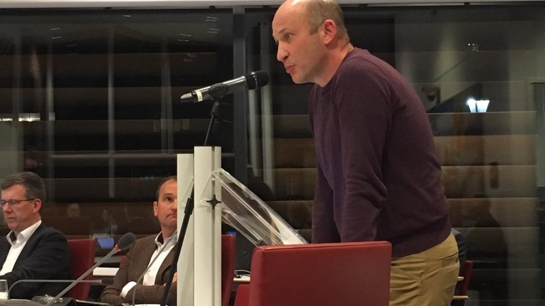 GroenLinks-raadslid Bas de jong in debat over duurzame keuze kunstgras Foto Bas raad.jpg