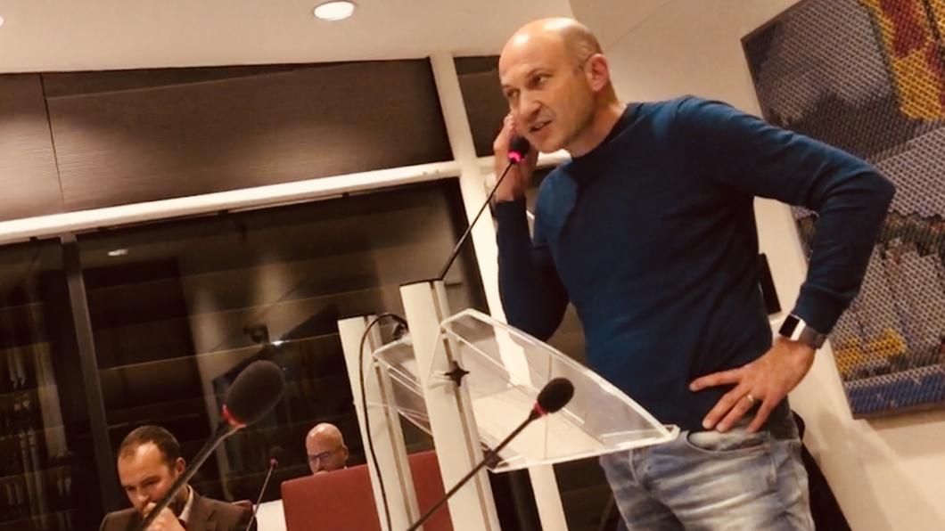 GroenLinks-raadslid Bas de Jong tijdens debat over breedband GroenLinks raadslid Bas de Jong tijdens debat Breedband.jpg