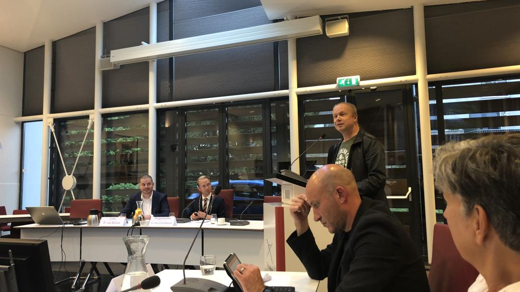 Stadsdichter Eric Jansen opent de raadsvergadering Stadsdichter Eric Jansen opent de raadsvergadering