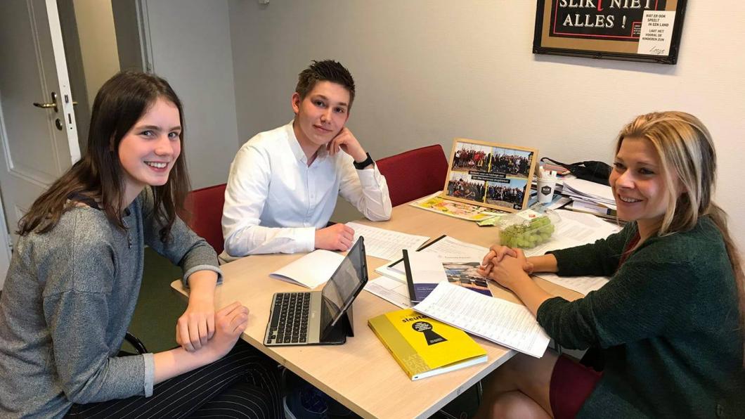 Lisa Westerveld en stagiaires in de Tweede Kamer doen onderzoek naar jeugdzorg-tekorten Lisa Westerveld en stagiaires.jpg