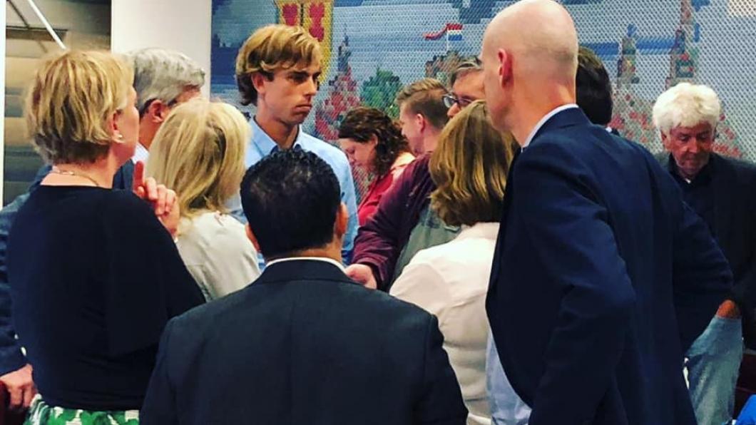 Gl-fractievoorzitter Tim de Kroon in overleg met collega-raadsleden Raad en Daad 26 mei 2019.jpg