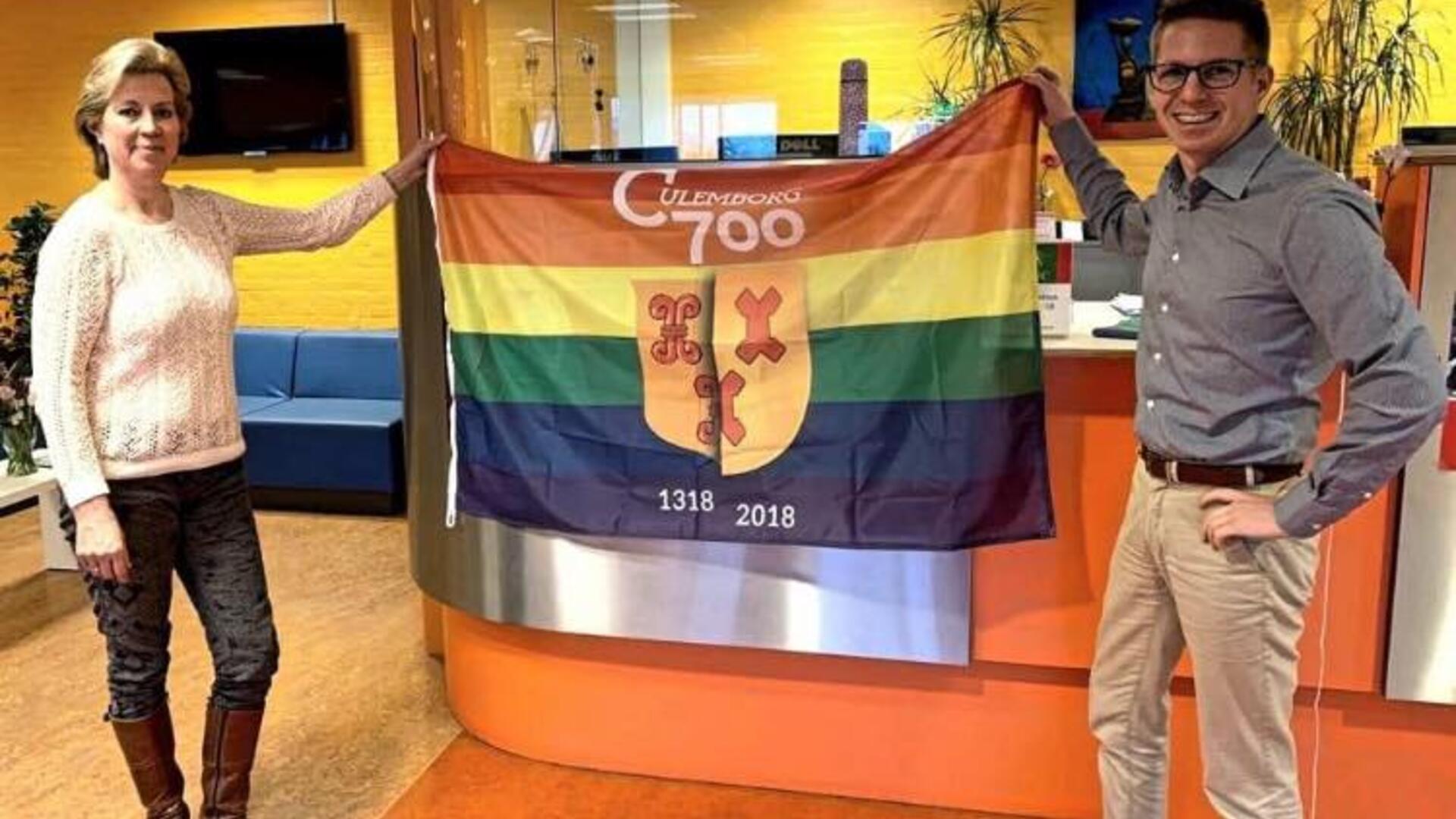 Op Lek en Linge met de Regenboogvlag