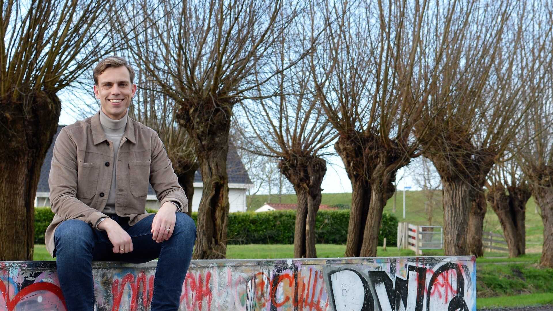 GroenLinks-lijsttrekker Tim de Kroon bij het skatepark 