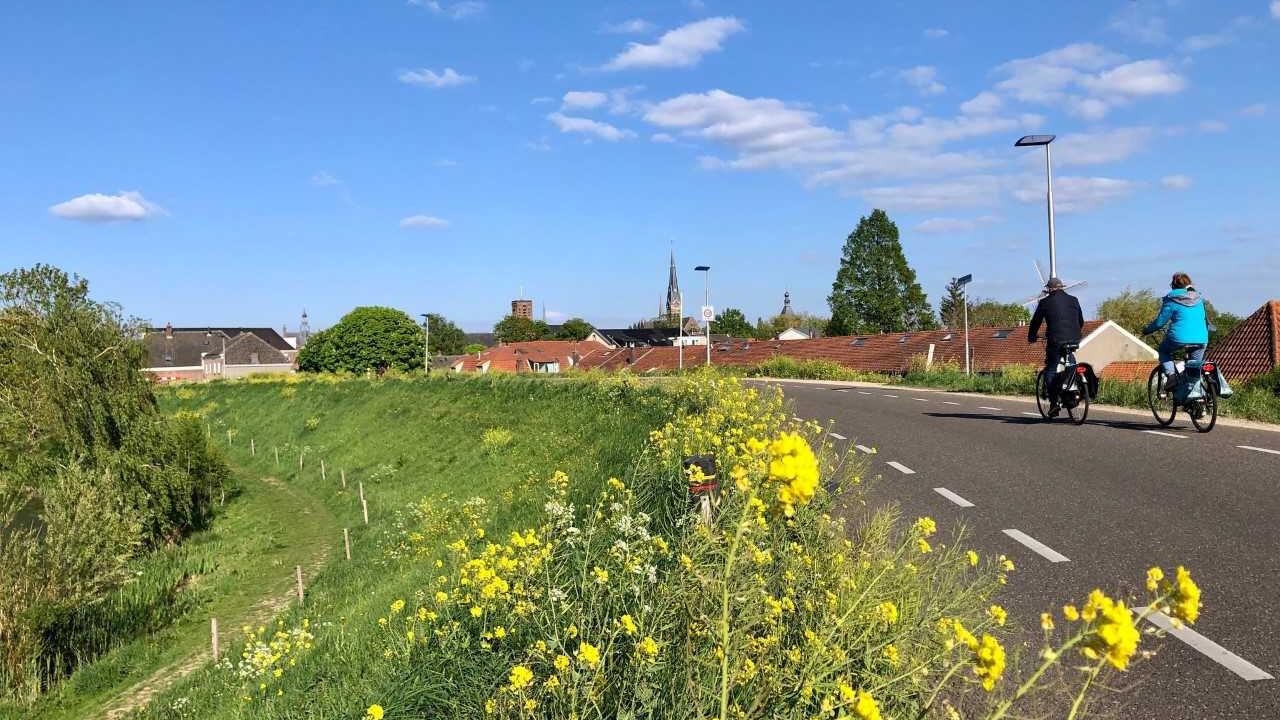 Fietsen op de dijk